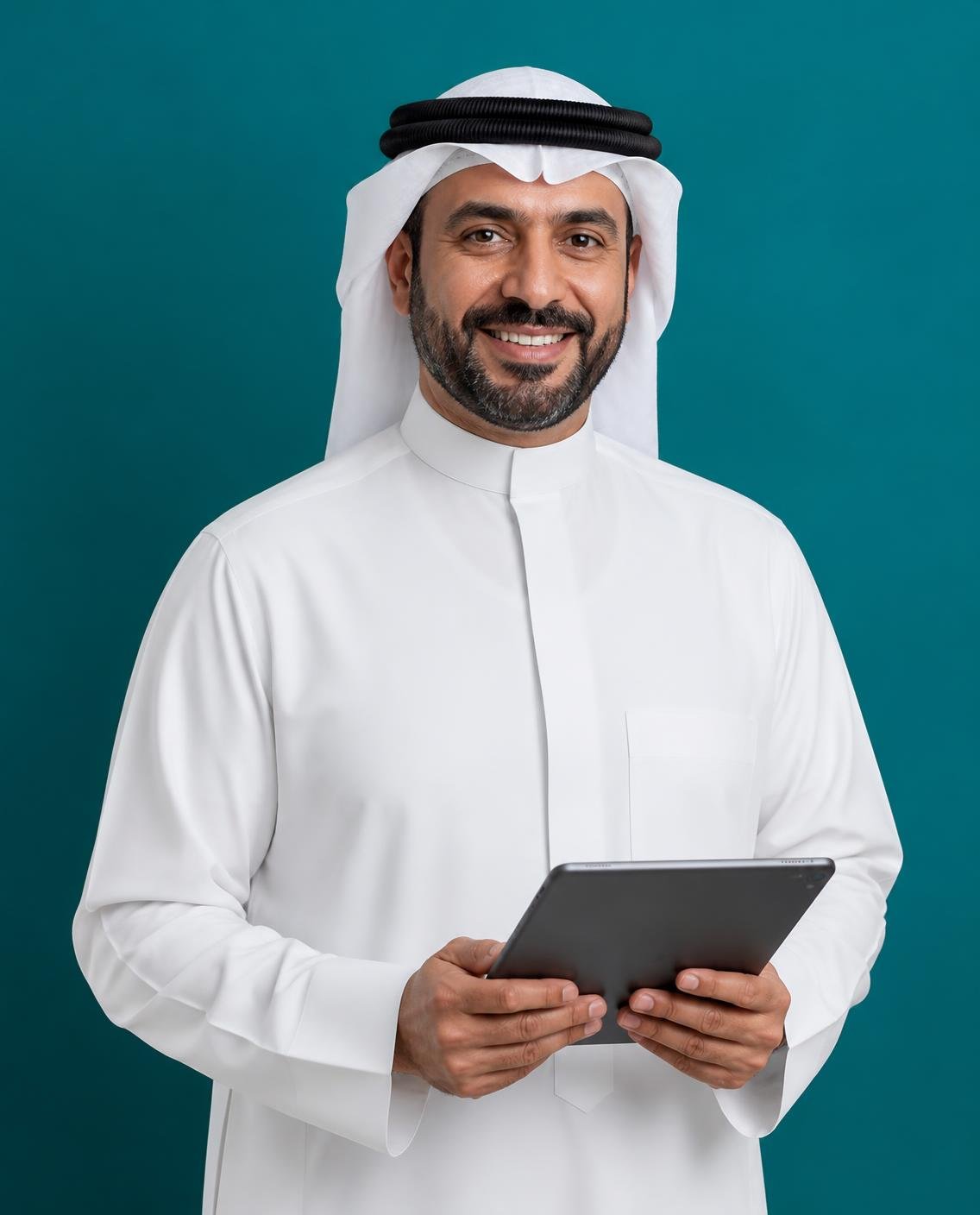 مستشار كويتي من GCC-CERT يحمل جهازاً لوحياً