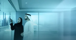 نظام الأيزو المتكامل في الكويت — مستشاران كويتيان يناقشان خطة العمل في مكتب حديث