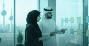الأطراف المعنية في الأيزو في الكويت — فريق كويتي يخطط لخطوات العمل على لوحة زجاجية