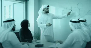 مراجعة الإدارة للأيزو في الكويت — مستشار كويتي يقود اجتماع تخطيط مع فريق الإدارة
